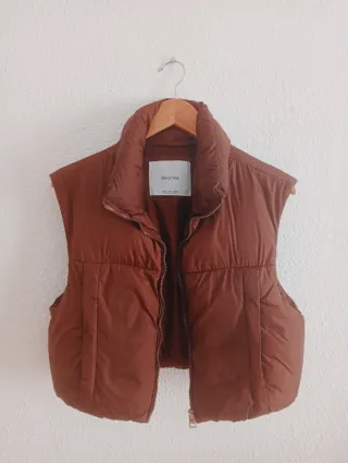Chaleco acolchado Bershka marrón