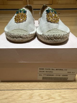 Alpargatas Beige con Piñas Doradas