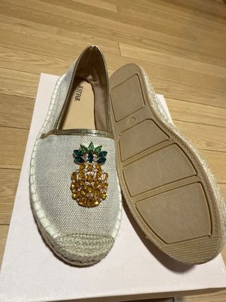 Alpargatas Beige con Piñas Doradas