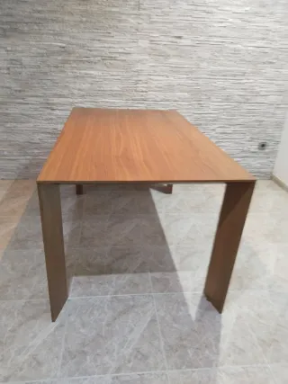 Mesa nogal y 4 sillas diseño