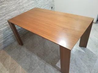 Mesa nogal y 4 sillas diseño