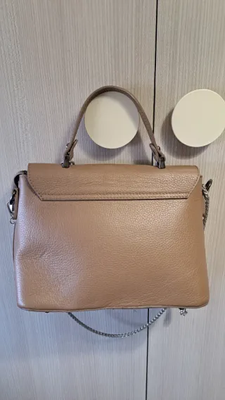 Bolso de piel beige con cadena plateada