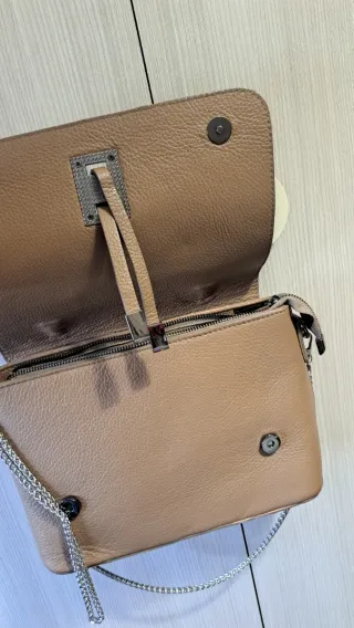 Bolso de piel beige con cadena plateada