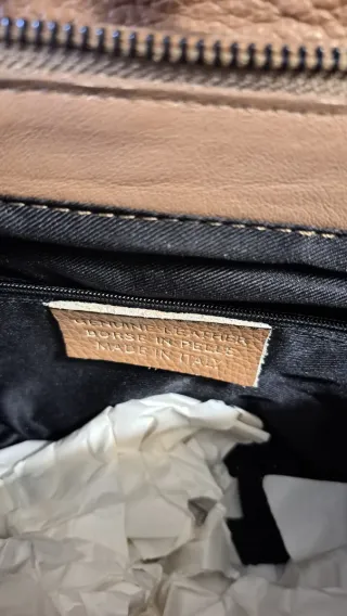 Bolso de piel beige con cadena plateada