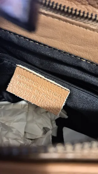 Bolso de piel beige con cadena plateada