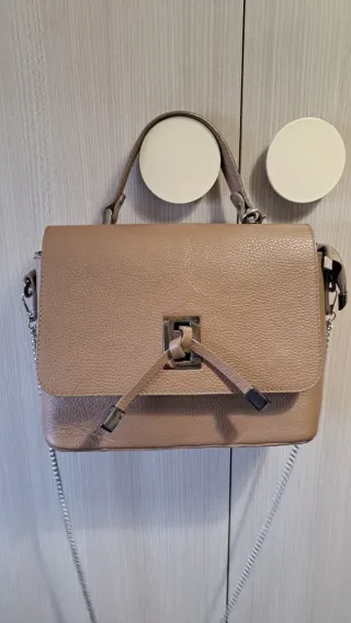 Bolso de piel beige con cadena plateada