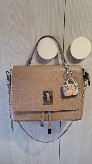 Bolso de piel beige con cadena plateada