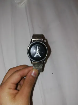 Reloj de pulsera plateado y negro