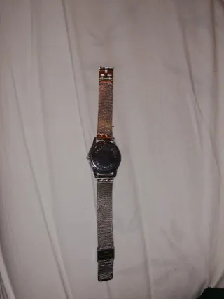 Reloj de pulsera plateado y negro