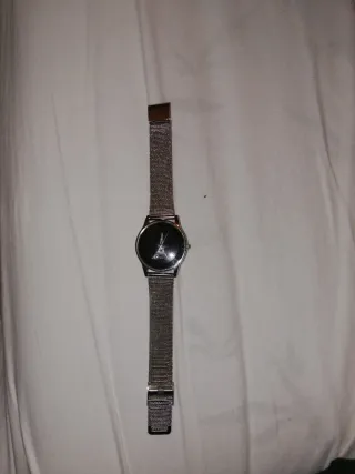 Reloj de pulsera plateado y negro