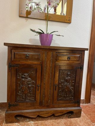 Cómoda antigua de madera tallada