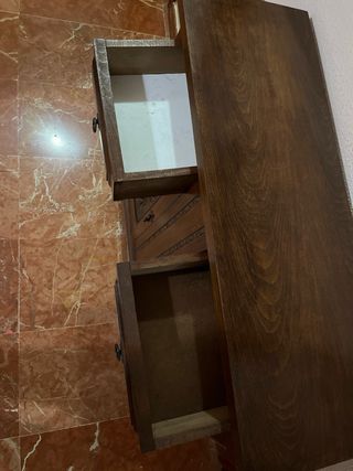 Cómoda antigua de madera tallada