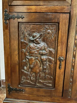 Cómoda antigua de madera tallada