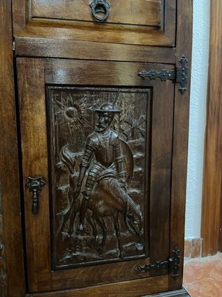 Cómoda antigua de madera tallada