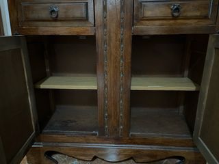 Cómoda antigua de madera tallada