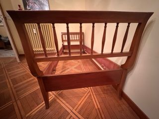 Letto singolo in legno lucido