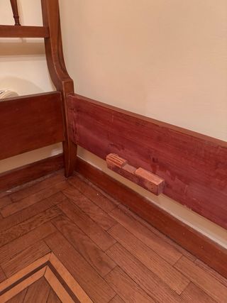 Letto singolo in legno lucido