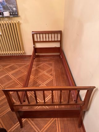 Letto singolo in legno lucido