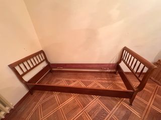 Letto singolo in legno lucido