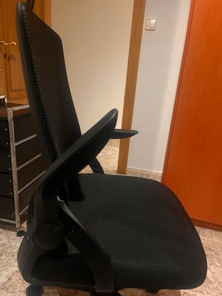 Silla de oficina ergonómica negra