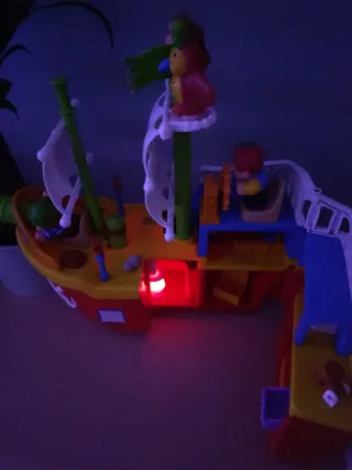 Barco Pirata Juguete Luces y 8 Sonidos , 4 figuras