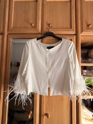 Chaqueta blanca con plumas
