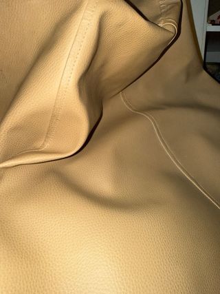 Puf de piel sintética en color beige