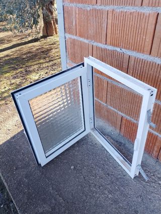 Ventana de aluminio con vidrio texturizado