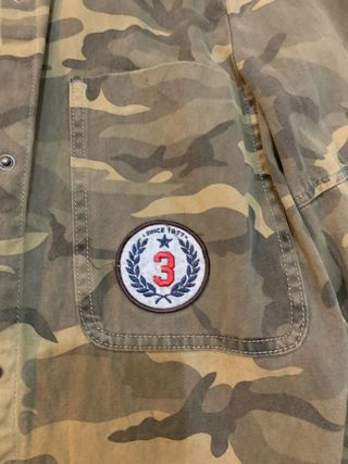 Camisa militar con parches mujer