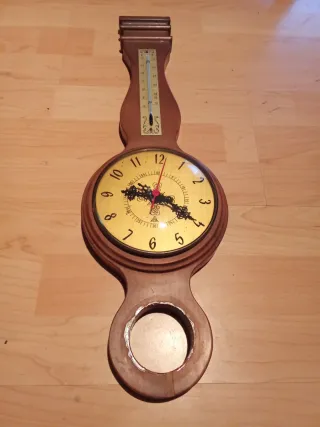 Reloj de pared de madera con termómetro