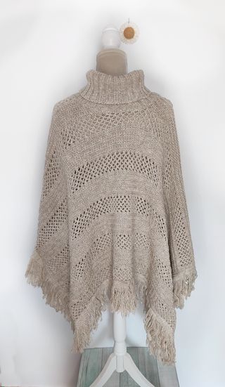 Poncho de punto beige cuello alto boho