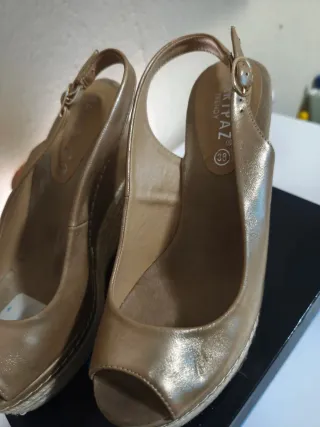 Sandalias doradas cuña esparto peep toe