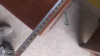 Mueble bajo de madera con cristal