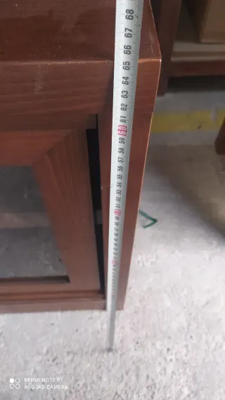 Mueble bajo de madera con cristal