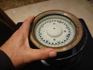 Brújula de barco antigua