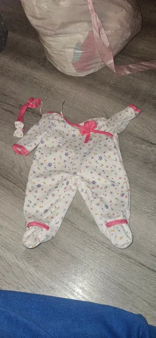 Ropa de bebé juguete