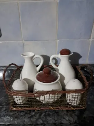 Cesto con contenitori: aceto, olio e zucchero...