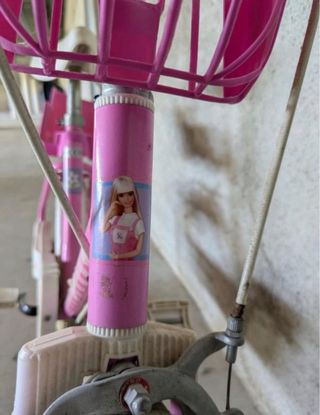 Bicicleta infantil rosa con cesta