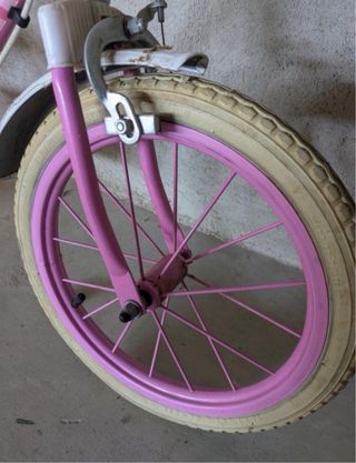 Bicicleta infantil rosa con cesta