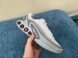 Zapatillas Nike Air Max DN grises y rojas