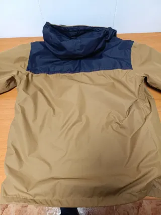 Chubasquero Quechua Talla S. Muy buen estado.