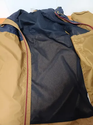 Chubasquero Quechua Talla S. Muy buen estado.