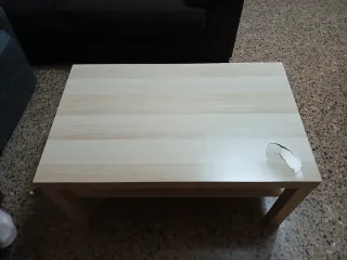 Mesa auxiliar de madera clara