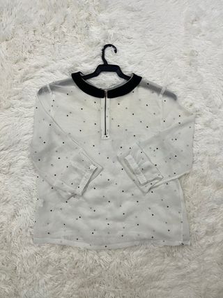 Blusa blanca semitransparente con puntos negros