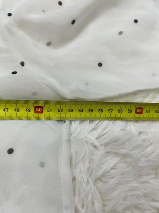 Blusa blanca semitransparente con puntos negros