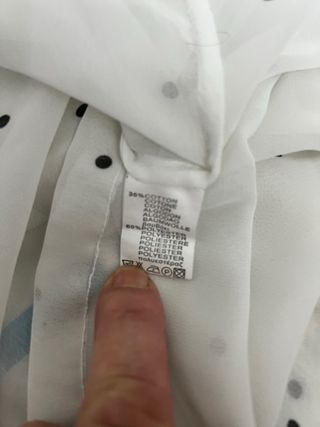 Blusa blanca semitransparente con puntos negros