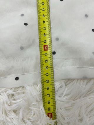 Blusa blanca semitransparente con puntos negros