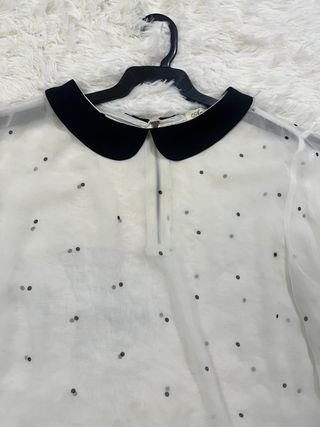 Blusa blanca semitransparente con puntos negros