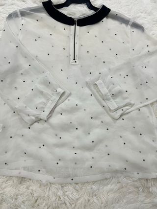 Blusa blanca semitransparente con puntos negros