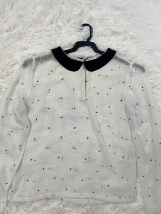 Blusa blanca semitransparente con puntos negros